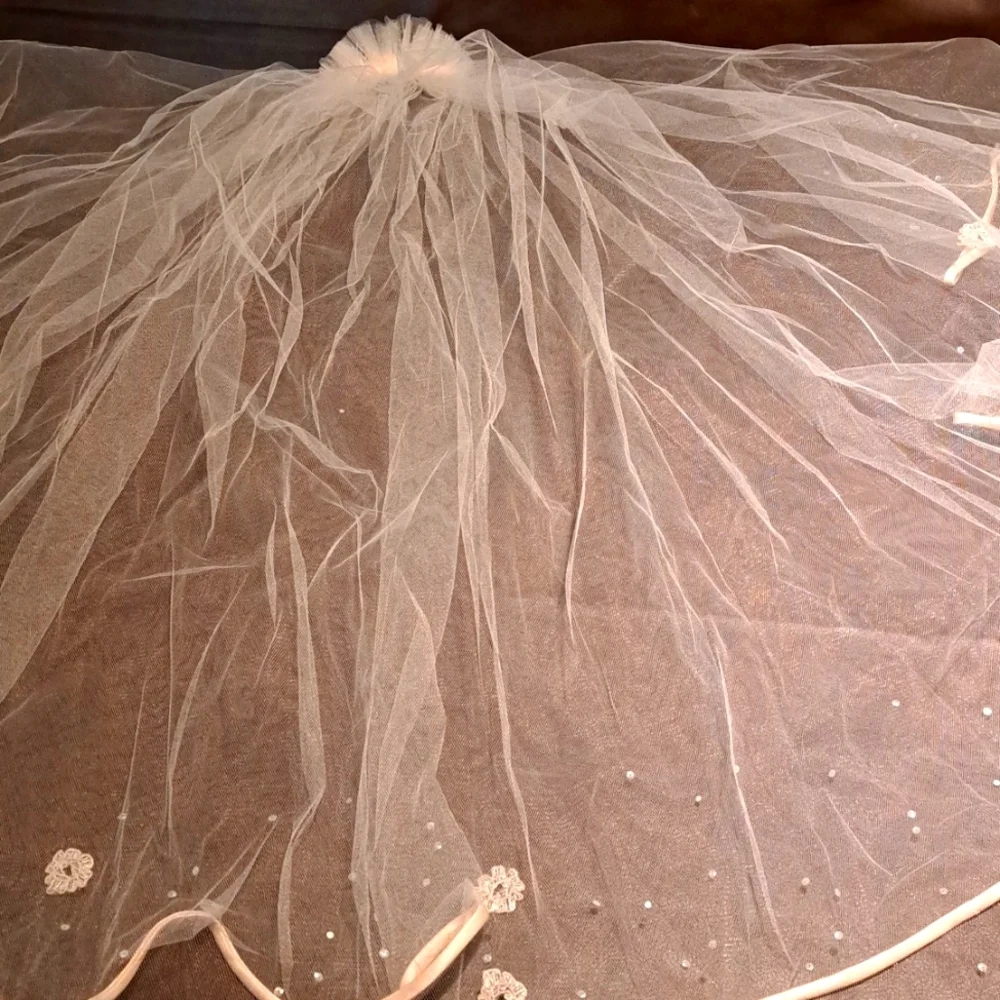Rum Fingertip Ribbon Edge Veil